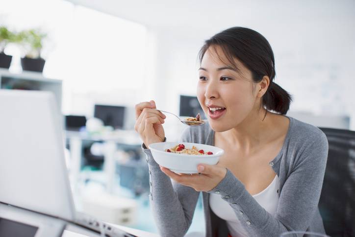 7 WAYS TO SNACK HEALTHY AT WORK