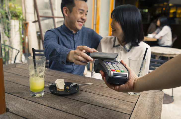 couple-making-ewallet-payment-aia-malaysia
