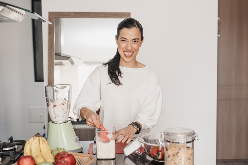 Nicol-David-making-smoothie-aia-malaysia