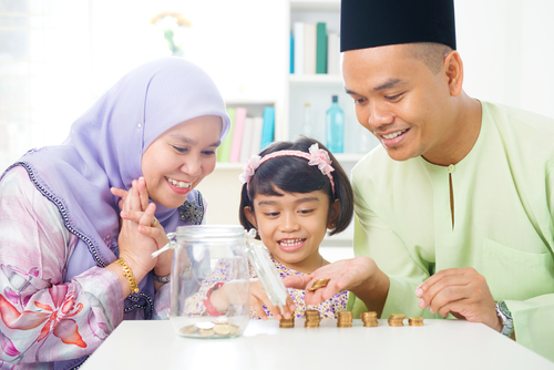 parents-encouraging-daughter-save