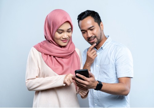 asian-malay-couple-on-mobile-phone-aia-malaysia