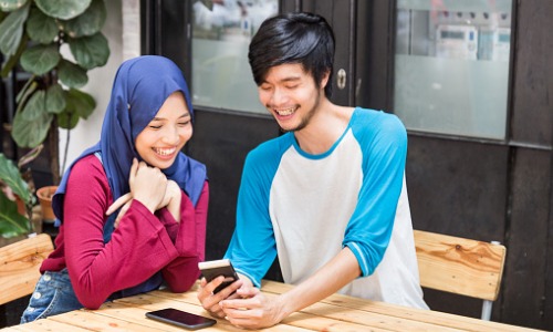 young-asian-couple-discussing-over-smartphone-aia-malaysia