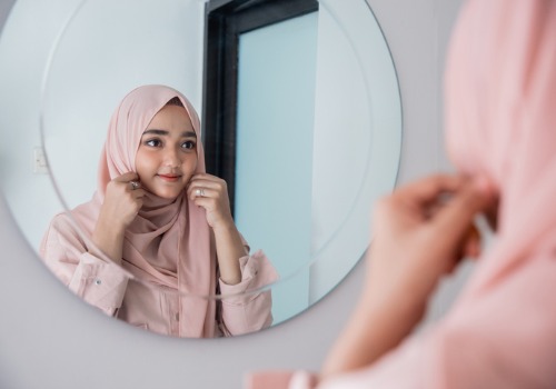 muslim-woman-with-hijab-make-up-her-self-in-the-mirror-picture-aia-malaysia