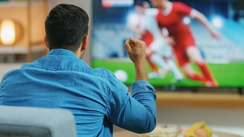 Menonton Perlawanan Piala Dunia Melalui TV Di Rumah - AIA Malaysia