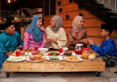 family-hari-raya-aidilfitri-eid-meal-and-celebration-in-picture-aia-malaysia