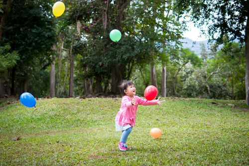 girl playing balloons 