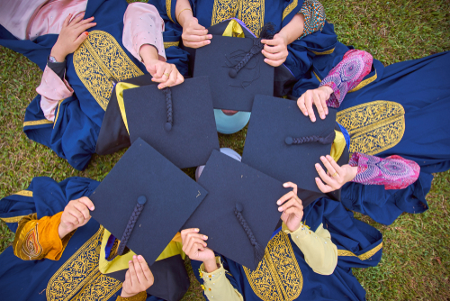 graduan-berbaring-di-padang
