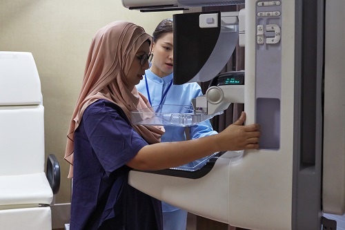 Ambil Ujian Mammogram Untuk Mengetahui Sama Ada Individu Wanita Ada Kanser Payudara Atau Tidak - AIA Malaysia