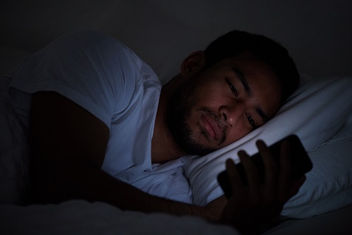 Main Telefon Sebelum Tidur Mendorong Insomnia - AIA Malaysia