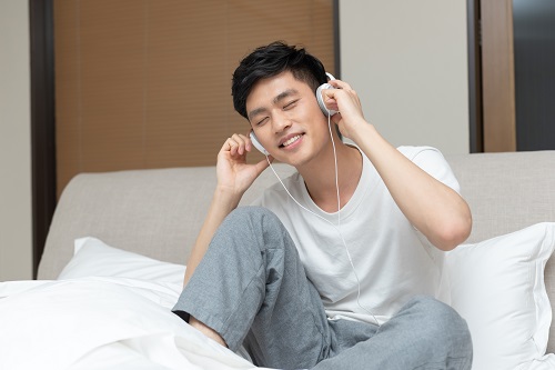 Mendengar Muzik Sebelum Tidur Boleh Membantu Mengatasi Insomnia - AIA Malaysia